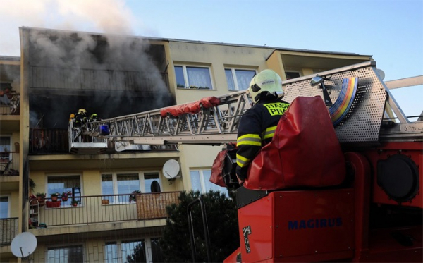 V pražských Kyjích hořel byt v plném rozsahu