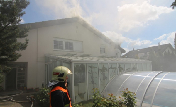 Požár střechy rodinného domu v Průhonicích likvidovaly čtyři jednotky