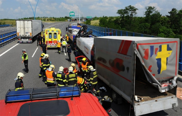 Hasiči vyprostili jednu osobu u nehody dvou nákladních vozidel na Pražském okruhu