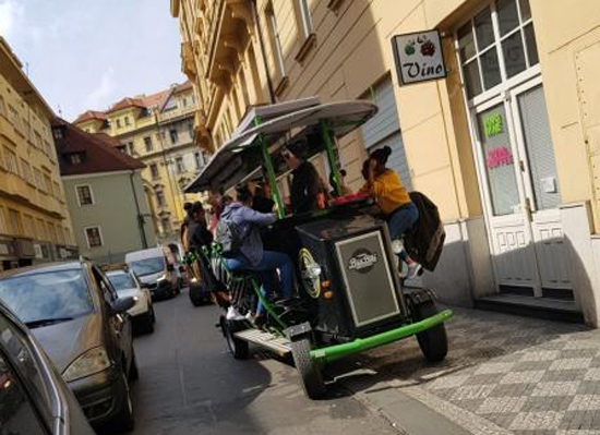 Hlavní město Praha bude iniciovat úpravu provozování tzv. beer bike na svém území