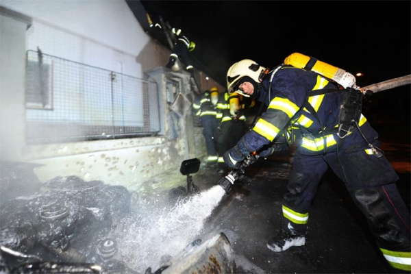 Při požáru auta v Praze 5 došlo k poškození obytného domu