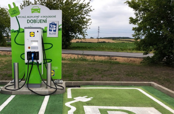Nová rychlonabíjecí stanice pro elektromobily na parkovišti prodejny Lidl v Horoměřicích