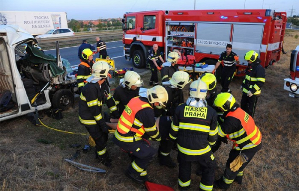 U nehody na Pražském okruhu hasiči vyprostili dvě osoby