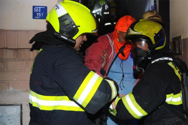 Při požáru bytu v Praze 10 hasiči zachránili 17 osob
