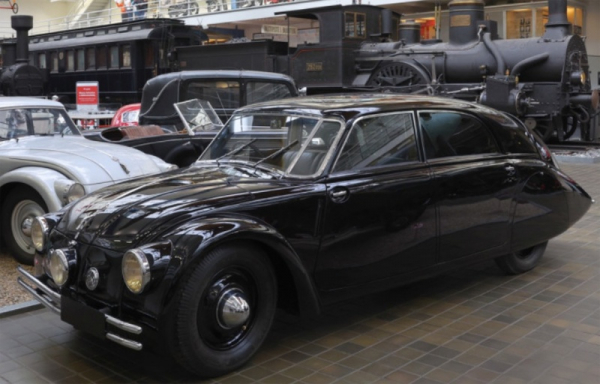 Národní technické muzeum restaurovalo vůz Tatra 77a z roku 1937 a vystaví ho v nové expozici
