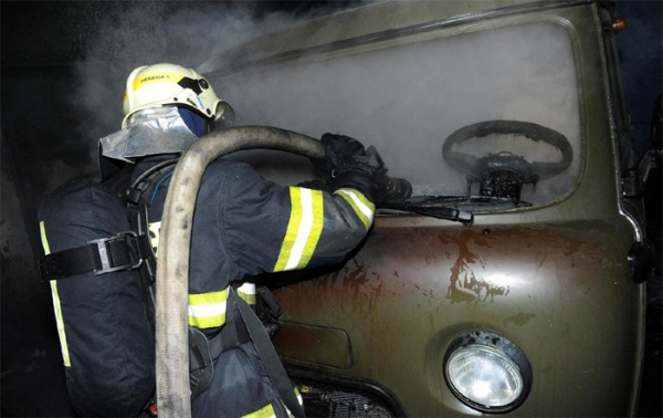 Ve dvoře dílny v pražských Kolovratech hořelo nákladní auto