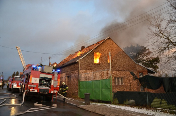 Požár rodinného domu na Rakovnicku si vyžádal jednu oběť