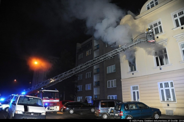 Požár v Praze poškodil dva byty, hasiči zachránili sedm lidí