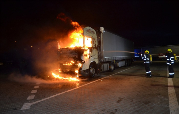 Požár nákladního automobilu na parkovišti v obci Dobrovíz