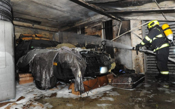 Požár v garážovém domě v Praze 12 likvidovaly tři jednotky, hořelo osobní auto