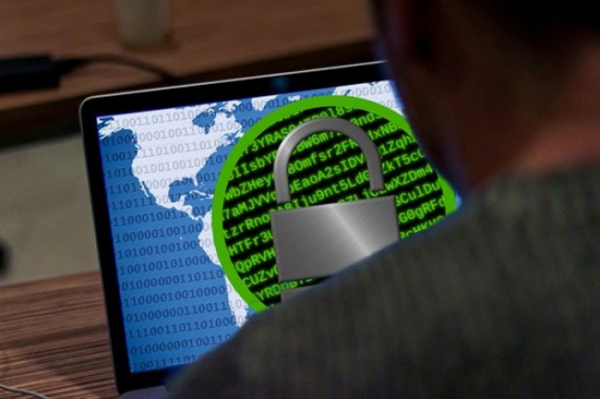 Třetinu všech nákladů na kyberkriminalitu v loňském roce má na svědomí malware a interní útoky