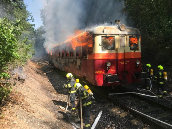 Pražští hasiči zasahovali u požáru motorového vlaku ve Stodůlkách 