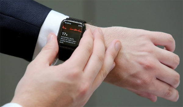 Chytré hodinky zaznamenají EKG, zdravotní pojišťovna zajistí online zhodnocení kardiologem a klienta objedná k lékaři