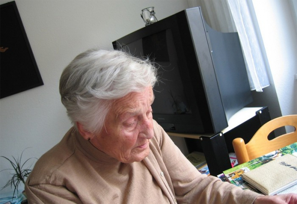 Domovy pro seniory v Česku praskají ve švech