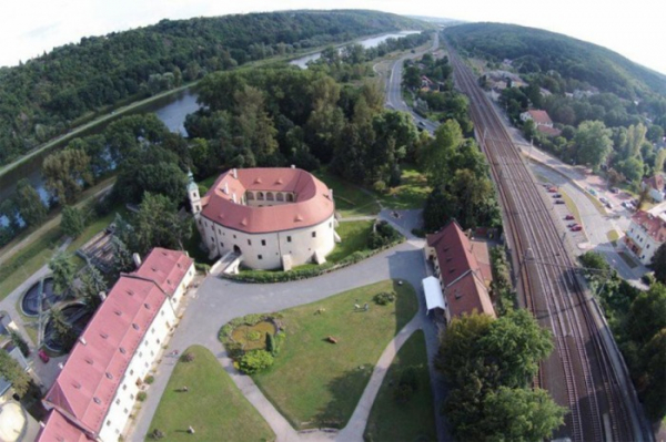 Krajští radní chtějí, aby město Roztoky u Prahy přispělo větší částkou na stavbu bezbariérového přístupu na nástupiště tamní železniční stanice