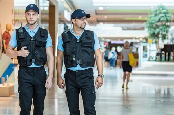 Lidé vnímají jako nejpříjemnější pracovníky security v obchodních centrech. Nejméně pak na nádražích, sportovních akcích a na letištích