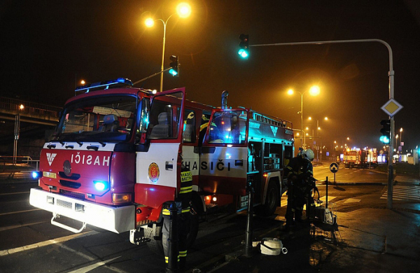 V Praze 2 hořel byt, hasiči evakuovali ze sedmipatrového do­mu 18 lidí 