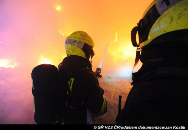 V Praze 9 hořela ubytovna, hasiči zachránili tři osoby