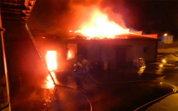 Desetimilionovou škodu způsobil požár skladovací haly v Úvalech u Prahy