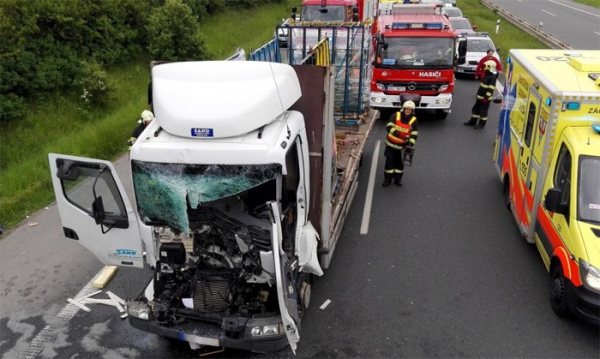 Dopravní nehoda dvou nákladních automobilů