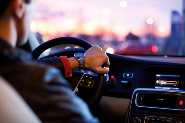 7 z 10 majitelů vozidel využívá online srovnávače povinného ručení