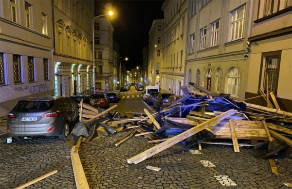 V Praze na Žižkově se zřítila část střechy