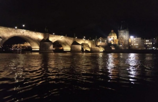 Karlův most opět svítí, instalovány jsou i speciální clony