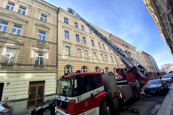 Tři jednotky hasičů likvidovaly požár bytu v Praze 2, nikdo nebyl zraněn