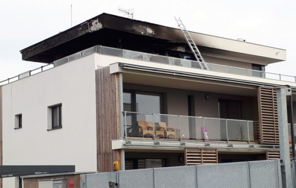 Požár balkonu v bytovém domě ve Vestci způsobil škodu za osm milionů