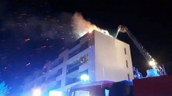 23 osob bylo evakuováno při požáru balkonu obytného domu v Uhříněvsi