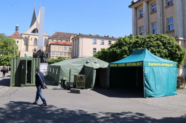 Vojáci z Bechyně vybudovali tři odběrná místa v Praze, o testy je rekordní zájem