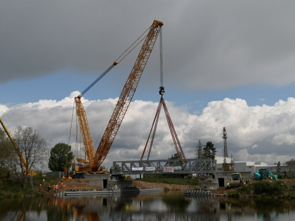 Jeřáb usadil unikátní konstrukci zdvižného železničního mostu v Lužci nad Vltavou