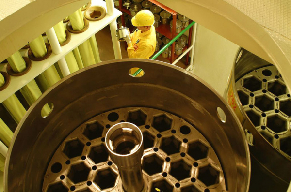 Patentované řešení českých vědců prodlouží životnost palivových článků v jaderných reaktorech pomocí polykrystalické diamantové vrstvy