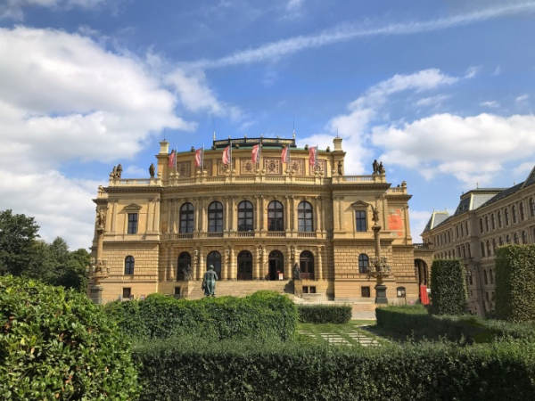 Česká filharmonie začne opět koncertovat pro posluchače v Rudolfinu