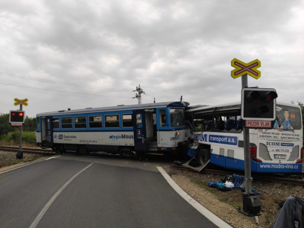 Na Benešovsku se střetl autobus s osobním vlakem
