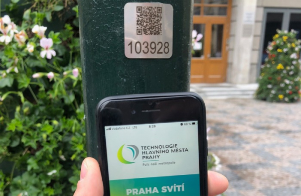Praha doplní štítky na stožárech veřejného osvětlení o QR kódy. Ty pomůžou hasičům i turistům