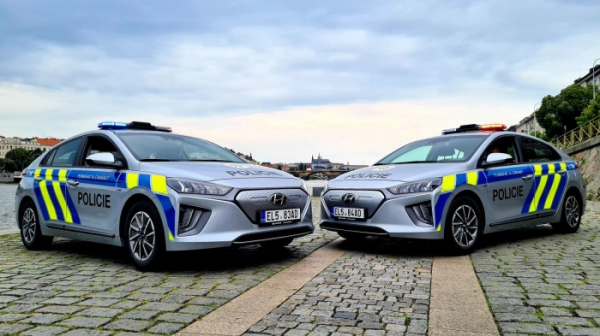 Pražská policie má prvních dvacet elektromobilů v policejních barvách 