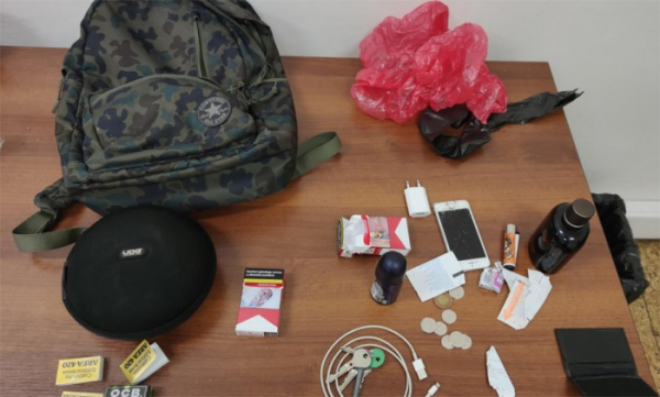 Pražští policisté zadrželi na ulici muže, který si balil na ulici jointa. V jeho batohu našli přes dvacet sedm gramů marihuany 