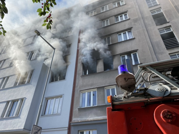 Výbuch a následný požár zničil dva byty v Praze, jeden člověk zemřel