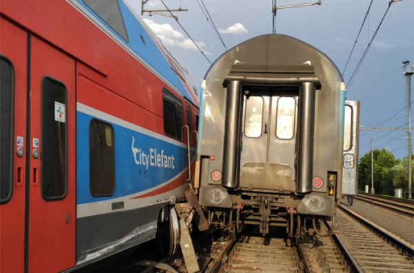 U Běchovic u Prahy se v podvečer srazil osobní vlak s rychlíkem