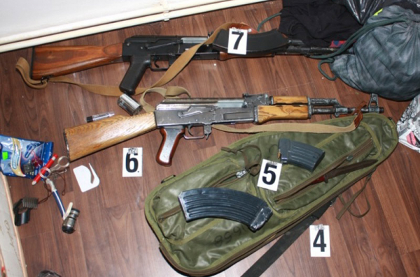 Muž přechovával v garáži desítky zbraní a 150 kilogramů munice, hrozí mu až pět let vězení