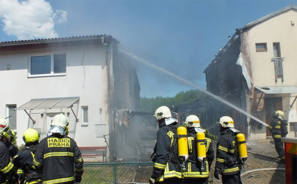 Požár řadových domků ve Vestci likvidovalo třináct jednotek