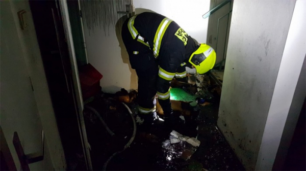 18 osob bylo evakuováno při požáru sklepní kóje v obytném domě na Černém Mostě