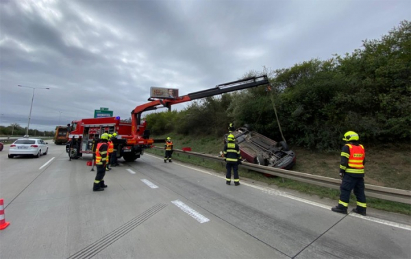  Po nehodě na Pražském okruhu se auto převrátilo na střechu, na kola ho vracely dvě jednotky hasičů