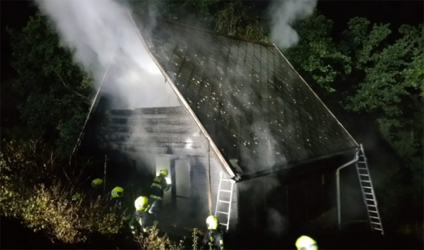 V pražské Hostivaři hořela dvoupatrová chata