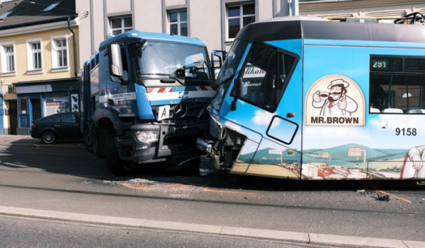 V Praze se srazila tramvaj s popelářským vozem, tři lidé se zranili
