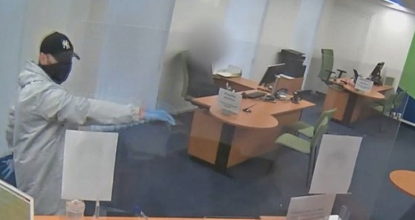 Maskovaný muž s pistolí v ruce přepadl v Praze banku