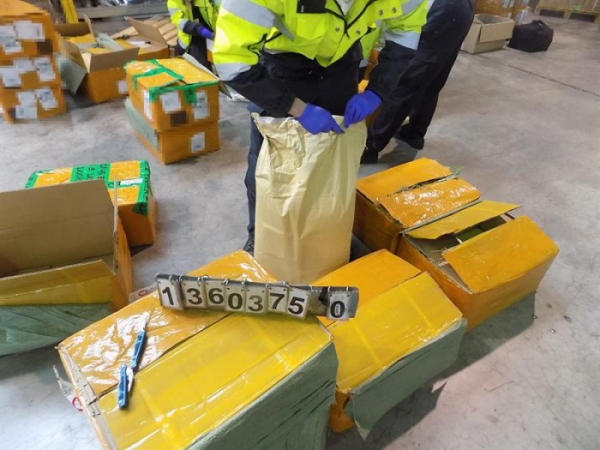 Ruzyňští celníci zabrali 780 kilogramů látek z Číny pro výrobu drog