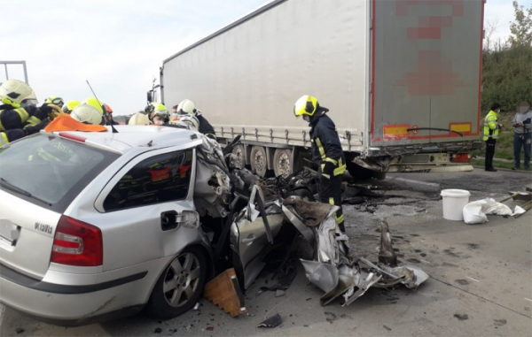 Na Pražském okruhu u Jesenice narazil osobní vůz v plné rychlosti do stojícího kamionu