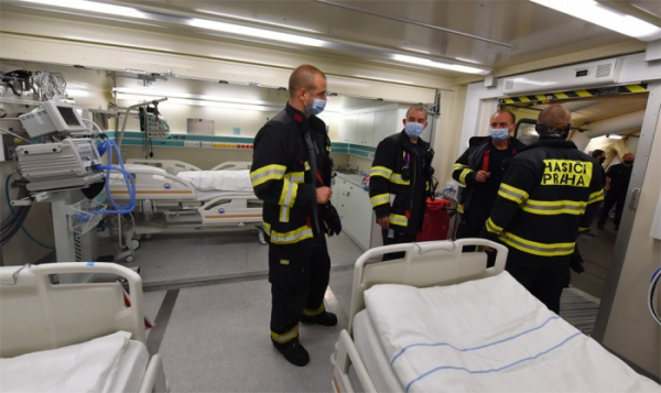 Pražští hasiči pomáhají v polní nemocnici v Letňanech